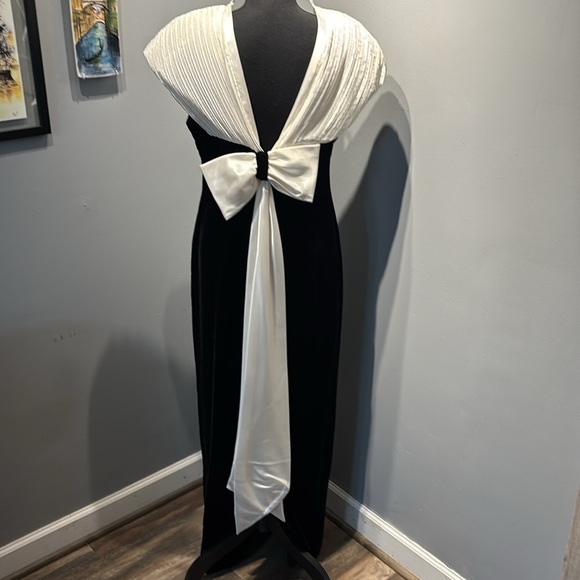 VTG Black Velvet Formal/Evening Gown sweetheart neck dramatic white sleeves sz14 - Picture 6 of 13